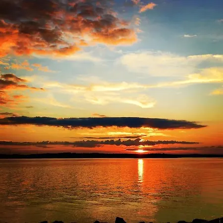 Upea Kohde Naesijaerven Rannassa *