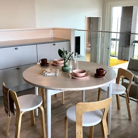 Upea Kohde Naesijaerven Rannassa