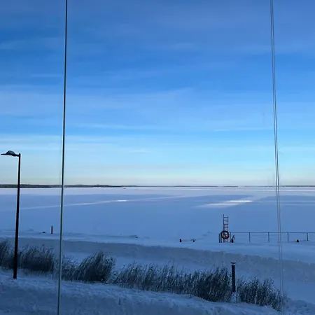 Upea Kohde Naesijaerven Rannassa * Tampere