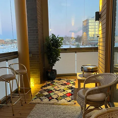 Upea Kohde Naesijaerven Rannassa Τάμπερε